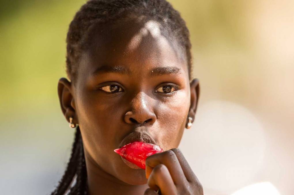 La fille à la sucette.